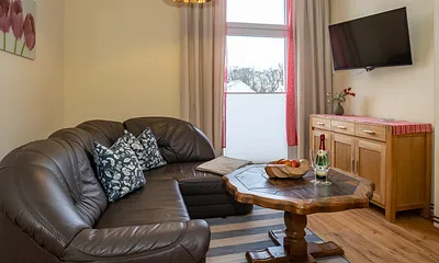 Wohnzimmer mit Balkon