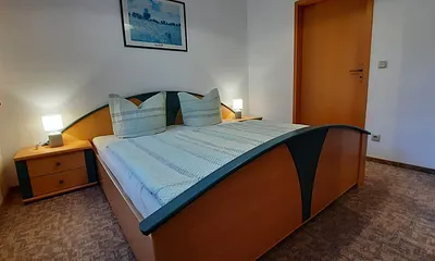 Schlafzimmer mit Doppelbett