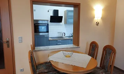 Essplatz mit Durchreiche zur Küche