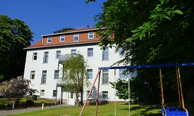 Außenansicht Gartenseite    Die Spielgeräte sind nicht mehr vorhanden.