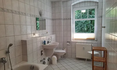 Bad mit Blick in den Wald