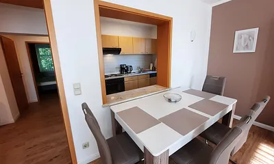 Essplatz im Wohnzimmer mit Blick in die Küche