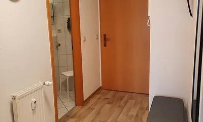 Flur - Blick von der Küche mit Eingang und Bad