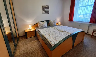 Schlafzimmer mit Doppelbett