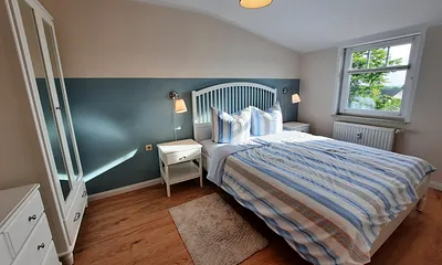 Schlafzimmer mit Doppelbett (160cm breit)