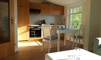 Blick zur Küche vom Sofa aus