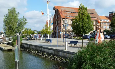 Einladende Restaurants und Eiscafé am Hafen