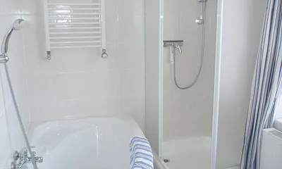 Bad mit Dusche, Badewanne, WC und Fenster