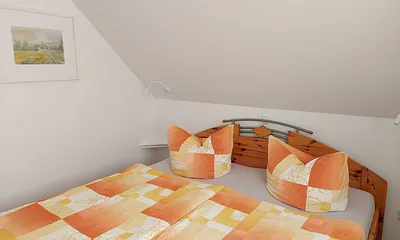 Schlafzimmer mit Doppelbett...