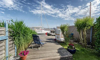 Strandkorb auf dem Bootssteg