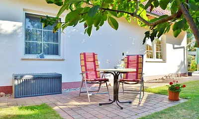 Sitzecke hinter dem Haus für die Nachmittagssonne