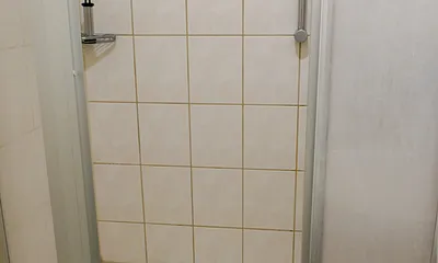 .. und die Dusche, zugegeben: nicht der neueste Stand der Technik!