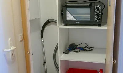 die Besenkammer: dort auch ein Mini-Backofen (für Pizza etc., was die Mikrowelle nicht kann)