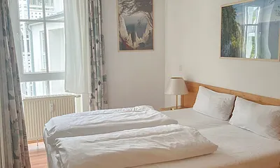 viel Licht im Schlafzimmer - aber durch blickdichte Vorhänge auch dunkel, wenn man will