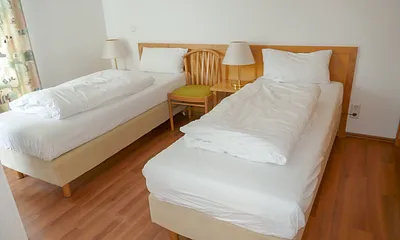 die Betten sind auch einzeln aufstellbar - einfach auseinanderziehen (und Bettlaken neu machen)