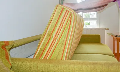 so wird das Sofa umgewandelt: einfach Rückenlehne nach vorne ziehen!