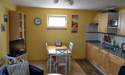 Wohnzimmer mit offener Küche