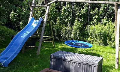  Spass für die Kleinen beim Schaukeln oder Rutschen. Wie wär's mit einem tollen "Sandkuchen "?