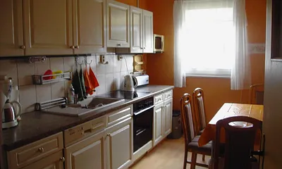 große Küche mit Eßplatz