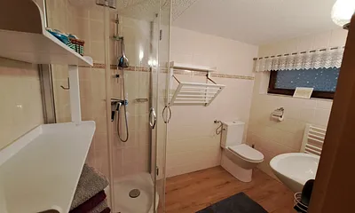 Badezimmer mit Dusche