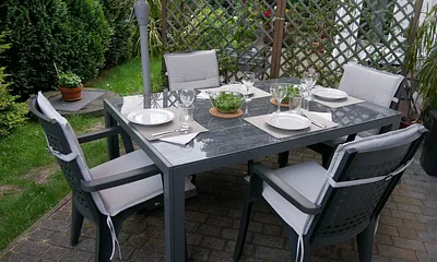 Auf der Terrasse finden ebenfalls 4 Personen (wenn gewünscht, unter dem Schirm) Platz. Nur den Tisch müssen Sie selbst decken..