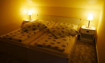 Schlafzimmer mit Doppelbett