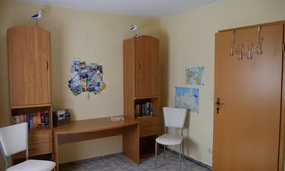 Im Schlafzimmer ist zusätzlich Platz in den Schränken für Ihre Bekleidung.