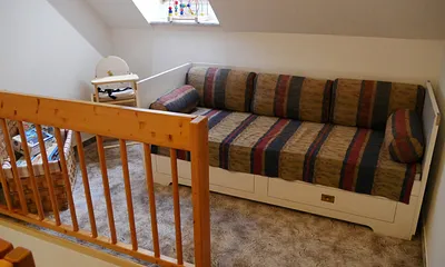 Ein Schlafplatz auf der oberen Galerie. Hier ist noch Platz für ein vorhandenes Babyreisebett.