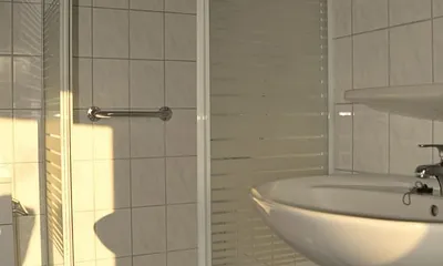 Dusche im blauen Bad