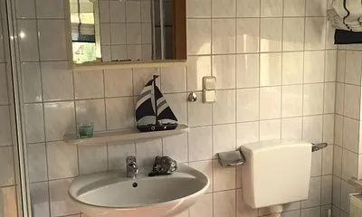 Bad in blau zum 1. Schlafzimmer