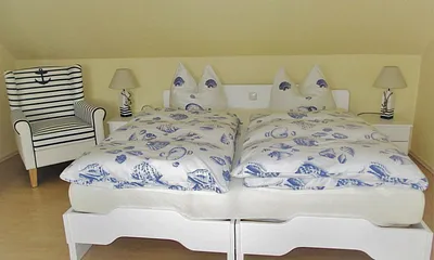 Wohn.- u. Schlafraum im maritimen Look, Doppelbetten mit herrlichen Daunenbetten und 7-Zonenkomfortmatratzen