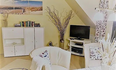 Wohnraum mit. großem Flachbild-TV u. Hifi-Anlage u. Zugang zum Balkon