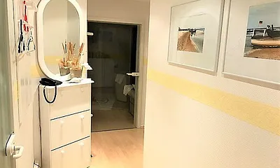 großzügiger Flur mit Garderobe