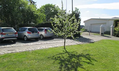 Ein Parkplatz pro Fewo auf unserem abgeschlossenen Grundstück ist kostenfrei