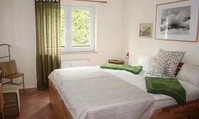 Schlafzimmer, Doppelbett sehr bequemer hoher Einstieg