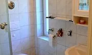 Badezimmer, Dusche, WC,Waschbecken Fön usw.