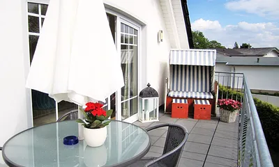 Genießen Sie von diesem herrlich großen sonnigem Südbalkon mit Strandkorb eine Aussicht auf unsere Wiesen und Wälder ( Panoramafenster/Eingang zum Wohnzimmer) 