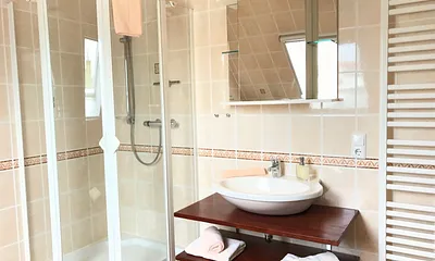 großzügiges Badezimmer mit Dusche u. Fußbodenheizung