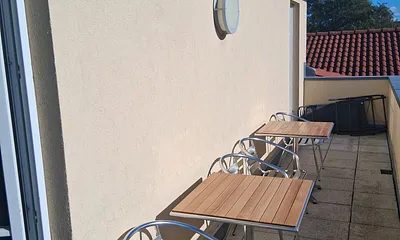 9m Südbalkon mit elektrischer Markiese und neuen Möbeln.