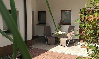 separater Eingang mit Terasse 