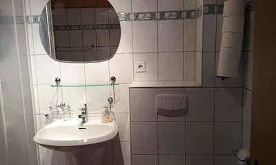 Bad mit Dusche,Waschbecken,WC,Fön