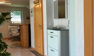 Eingangsbereich mit moderner Flurgarderobe