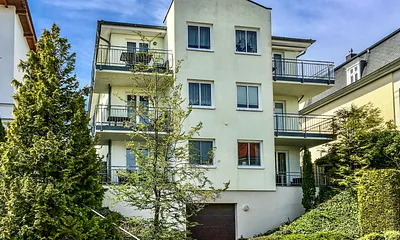 Haus "Ferienidyll" in der Goethestraße. Die Wohnung mit Südwest-Ausrichtung befindet Sie im mittleren Geschoss (1.OG). Ihren Pkw können Sie in der Tiefgarage parken.
