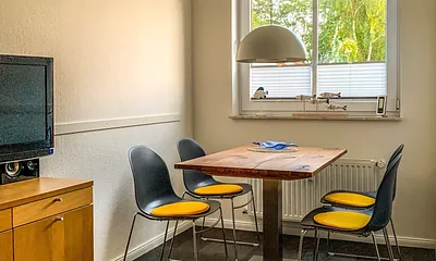 Wohn-/ Essbereich mit Zugang zum sonnigen nach südwesten ausgerichteten Balkon und LCD-TV, CD/DVD Player