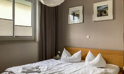 Schlafzimmer mit Doppelbett 1.60 x 2.00 m