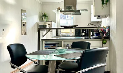 Die Küche lädt zum gemütlichen Essen und Trinken ein