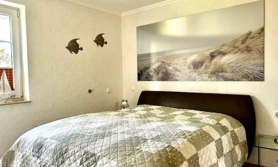 Schlafzimmer mit  Doppelbett und großem Schrank