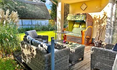 Schöne Terrasse mit Strandkorb und Loungemöbel