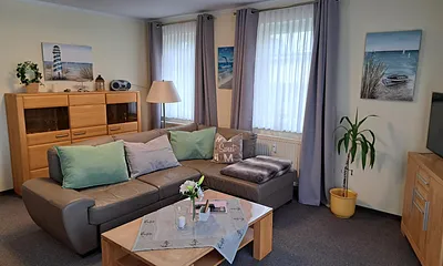 Wohnzimmer kombiniert mit Küche 