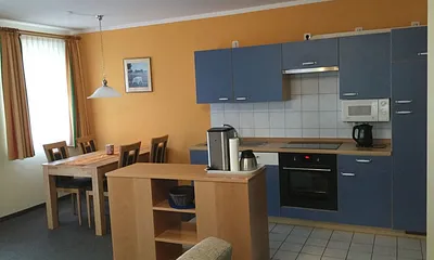 Die Küchenzeile mit Esstisch 